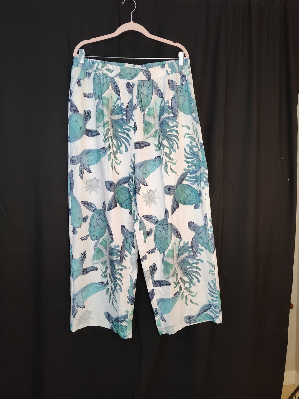 Source Unknown White Wide-Leg Pants with Teal & Navy Sea Turtle Print